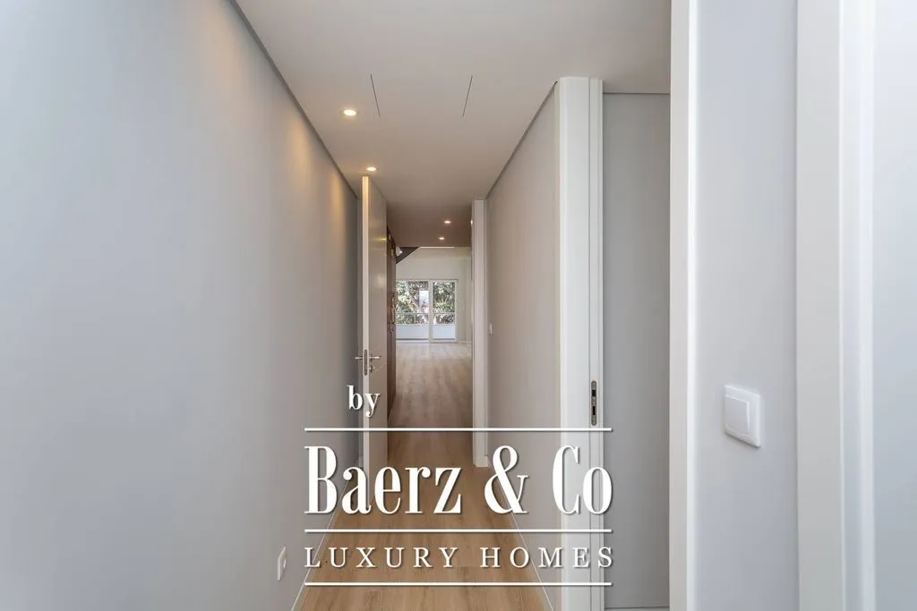 Entrée - Luxury Duplex Flat with Balcony in Carcavelos