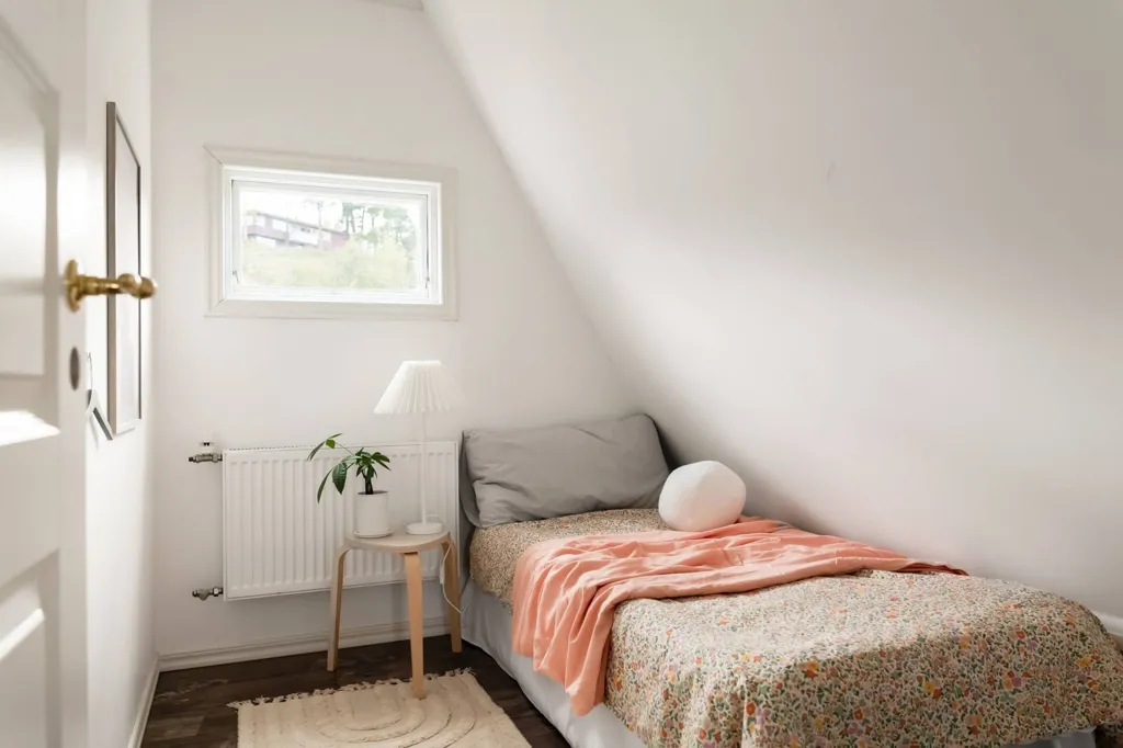 Magamistoad - 1930s Villa with Rental Unit in Bohus