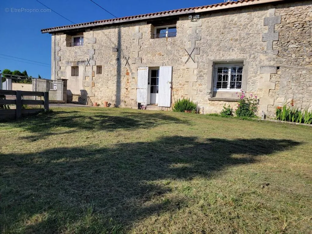 Extérieur - Maison avec Piscine et Jardin à Saint-Aulaye