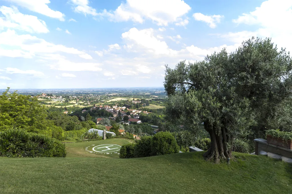 Garden - Luxury Villa with Panoramic Views in Turin