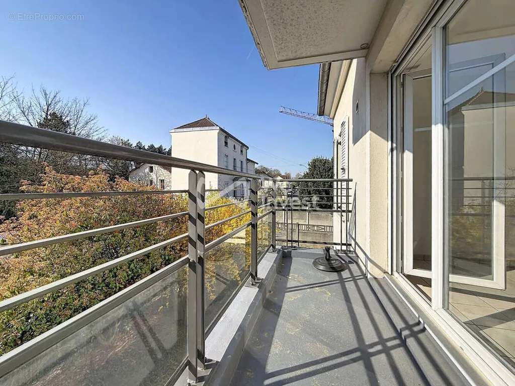 Rõdu - 2-Bedroom Apartment with Balcony in Vaujours