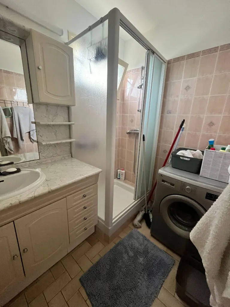 Bathrooms - 3-Bedroom Apartment with Balcony in Reims