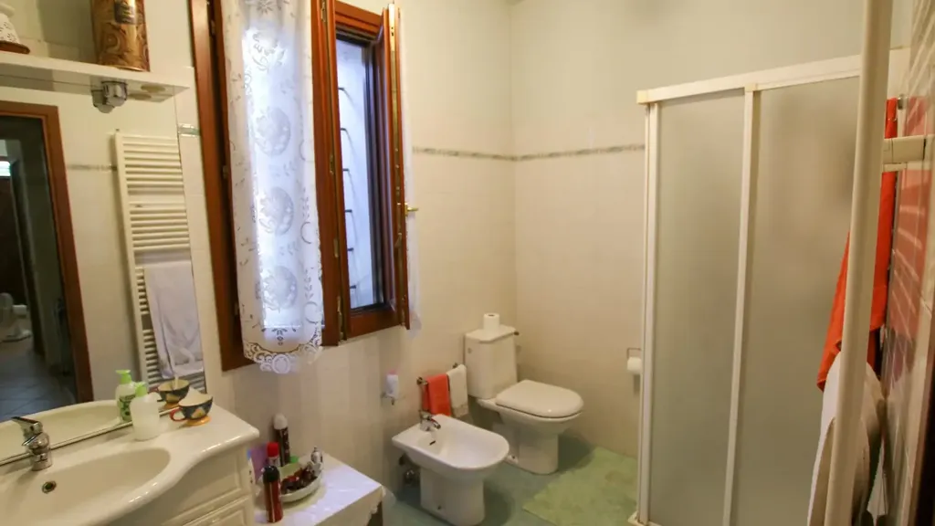 Salles de bain - Villa with Garden in Concordia Sulla Secchia