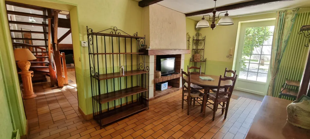Söögituba - Charming Longère with Pool Potential in Ouzilly