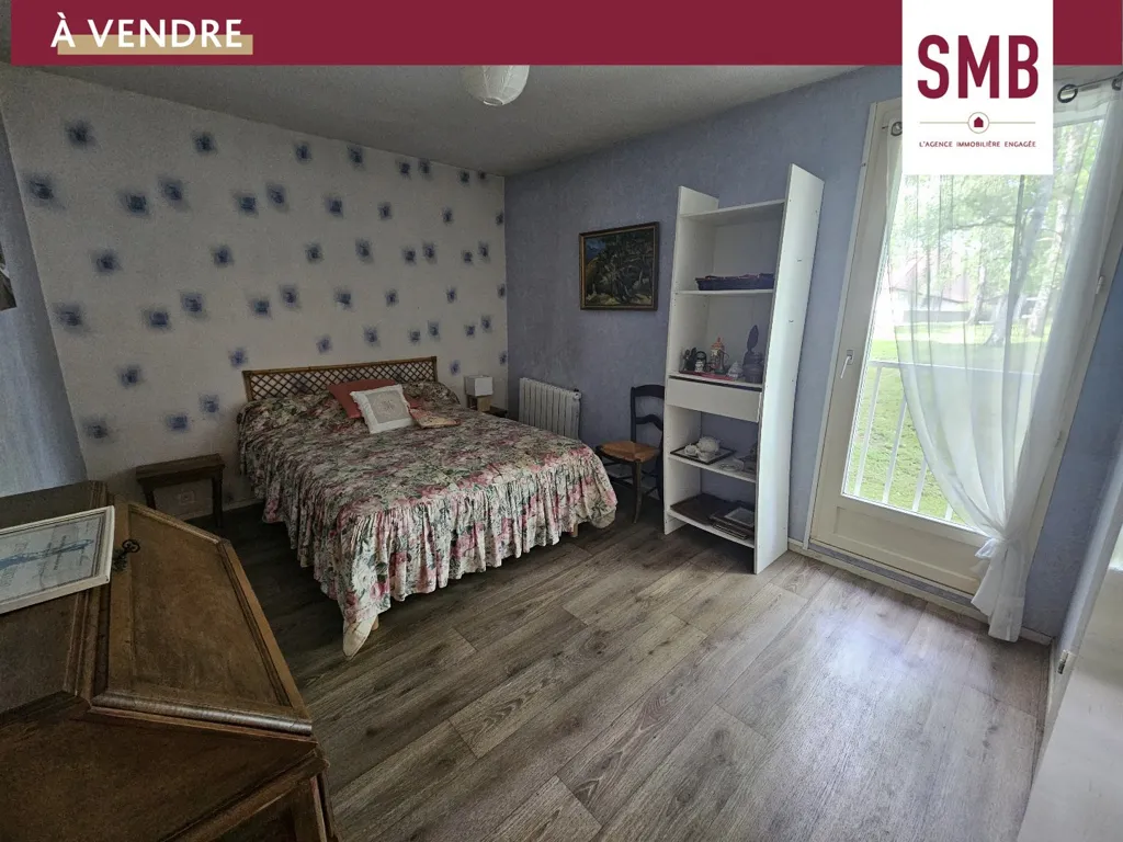 Chambres - Appartement Traversant avec Balcon à Proximité des Commerces