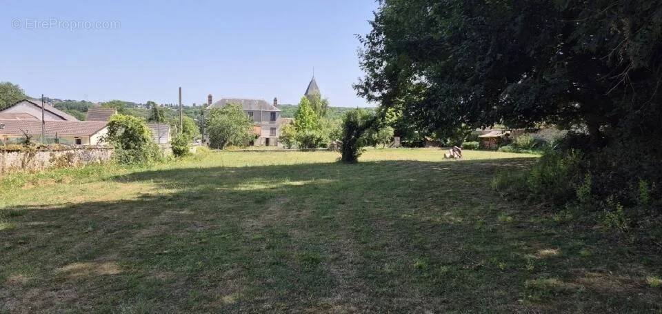 Giardino - Buildable Plot with Garden in Écharcon