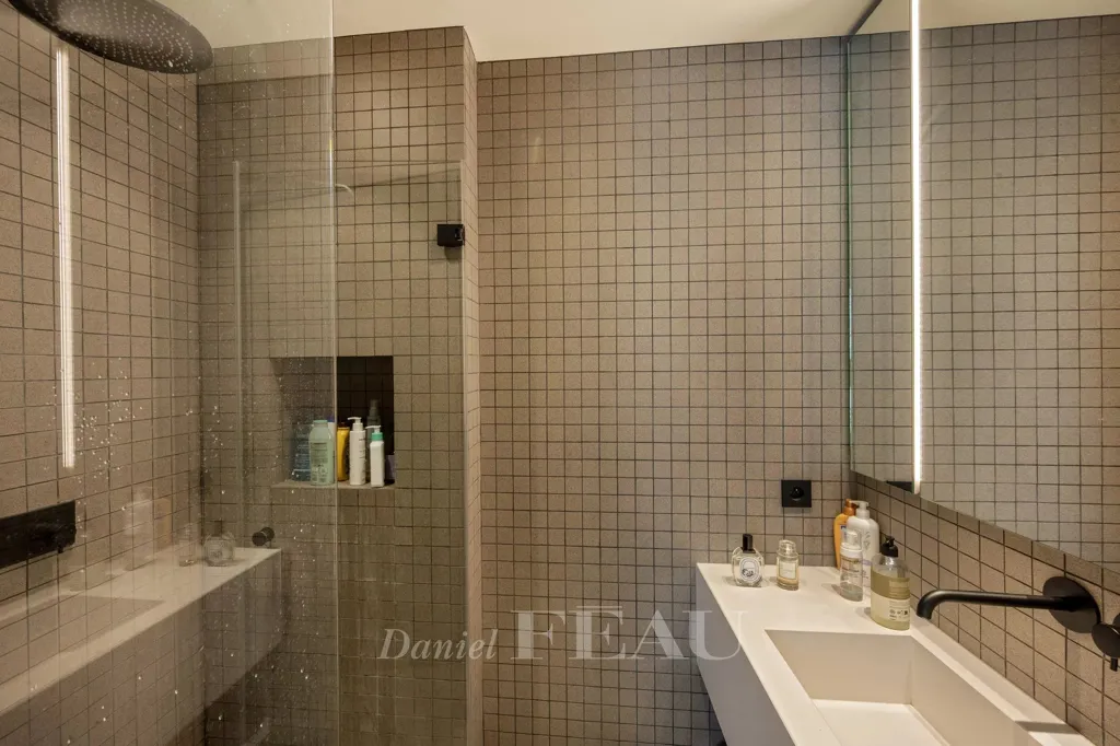 Salles de bain - Appartement Rénové avec Cuisine Ouverte au 6ème Arrondissement
