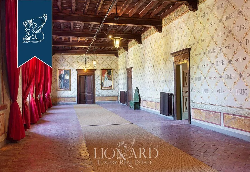 Ingresso - 15th-Century Palace with Tower in Lombardy