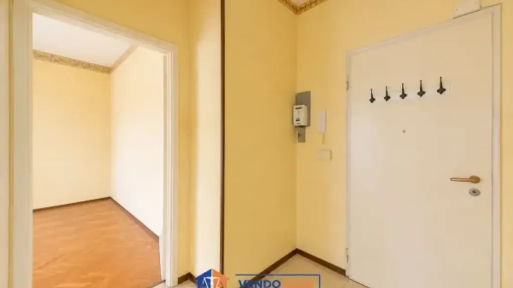 Hallway - Twin-Storey Apartment with Balcony in Turin