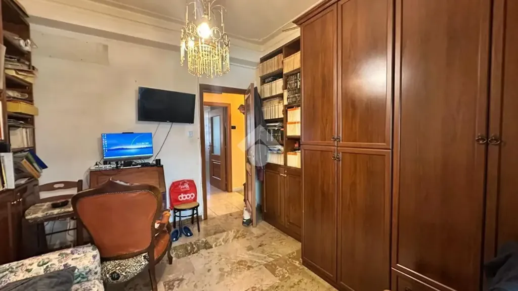 Kabinet - Three-Bedroom Apartment with Balcony in Crotone