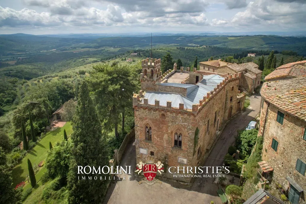 Välivaade - Medieval Castle for Restoration in Chianti Valley