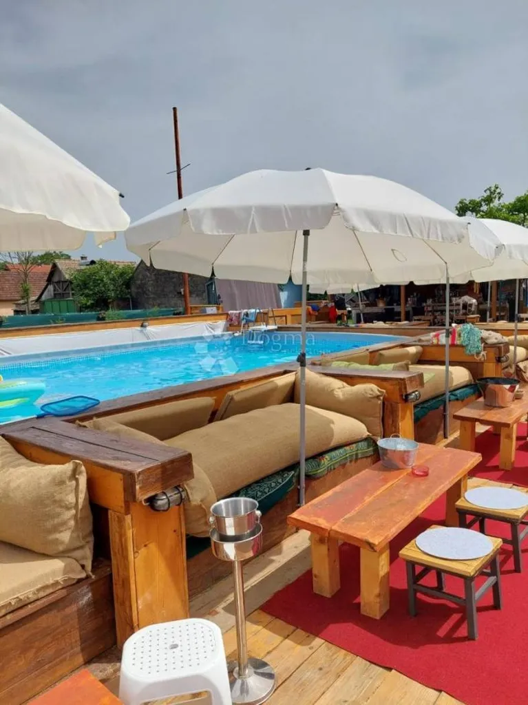 Piscine - Business Complex with Pool in Borovo