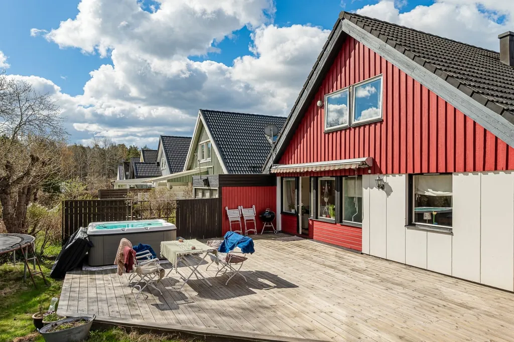 Exterior - 1½-Storey Villa with Spa Deck in Quiet Suburb