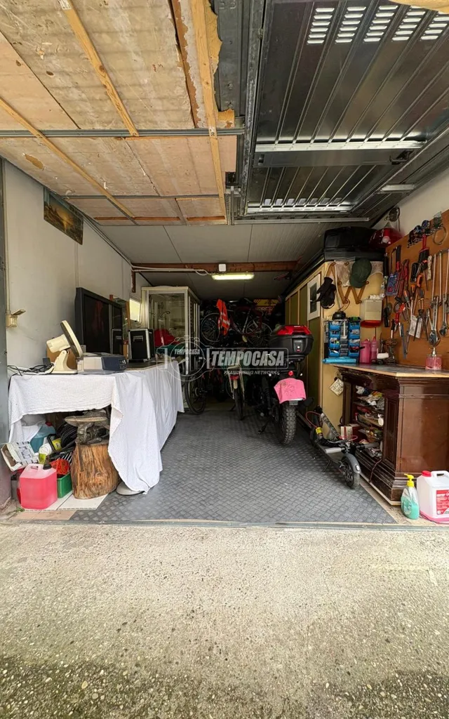 Garage - Trilocale with Dual Balconies in Mantova
