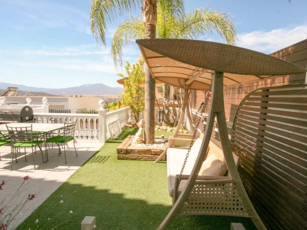 Terrace - Four-Bedroom Chalet with Pool near Coín