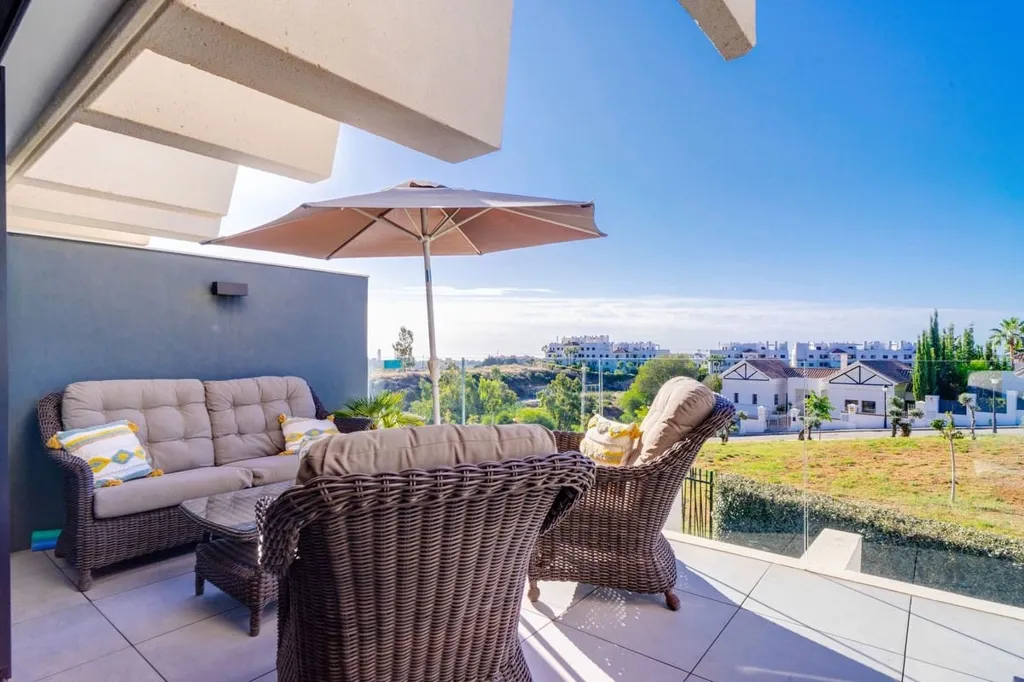 Rõdu - Apartment with Large Terrace in Estepona