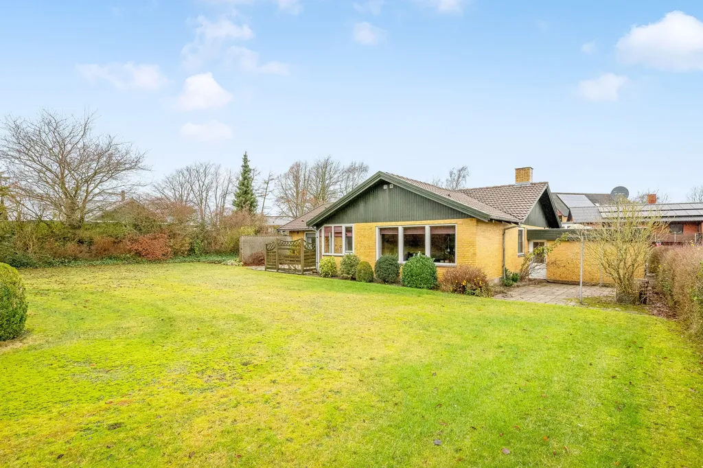 Aed - 1970s Villa with South-Facing Garden in Sørvad