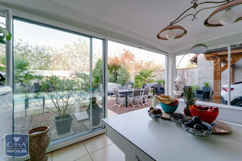 Terrasse - Maison avec Piscine et Jardin à Vichy