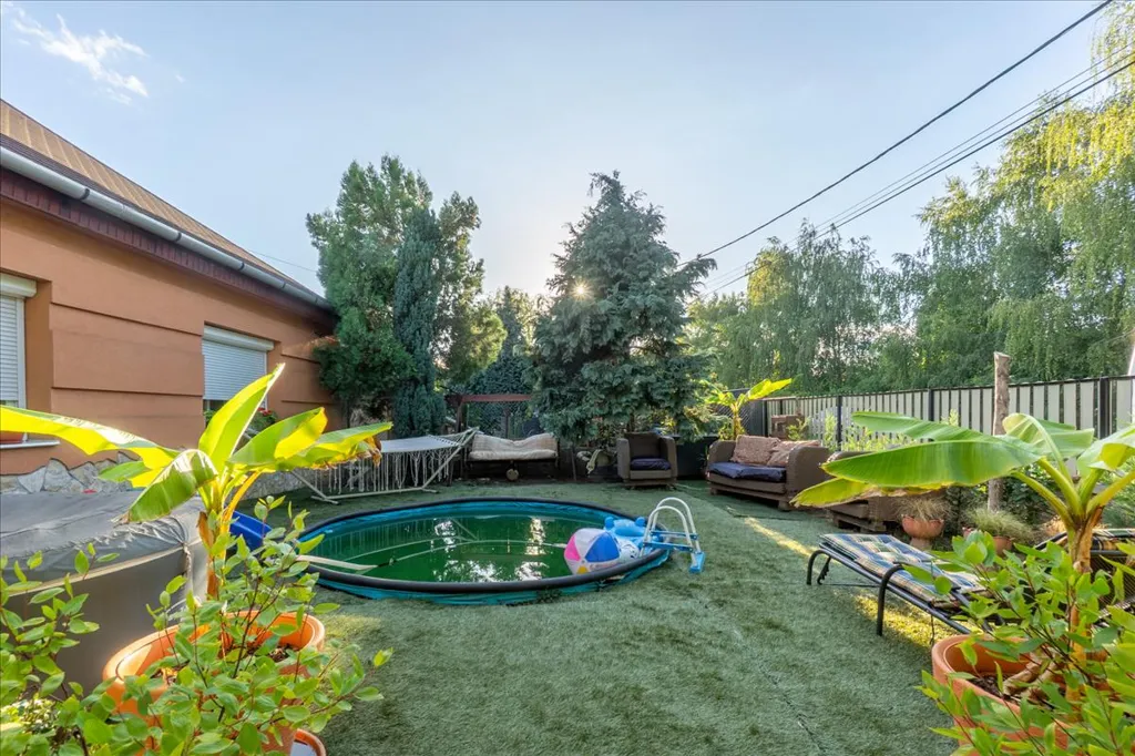 Piscine - Multi-Generational Home with Business Potential in Mályi
