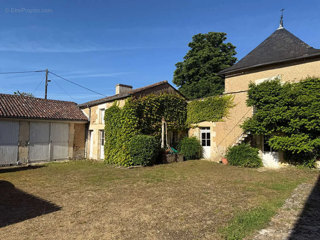 Jardin - Demeure de Caractère avec Piscine à La Villedieu du Clain