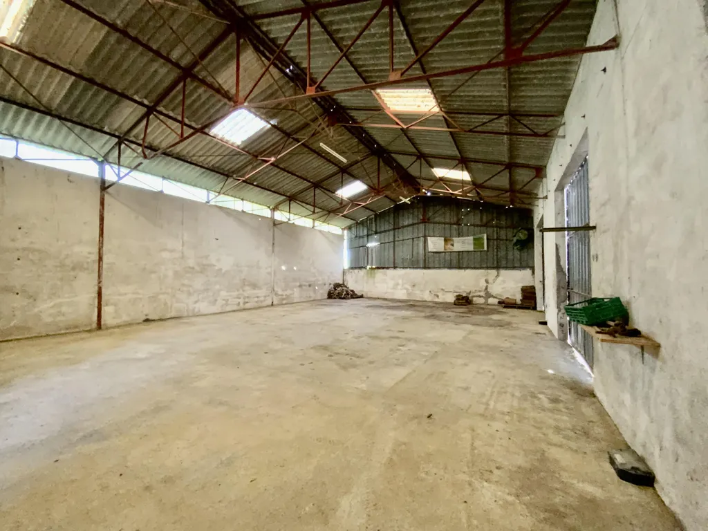 Garage - Maison Familiale avec Hangar à Calignac