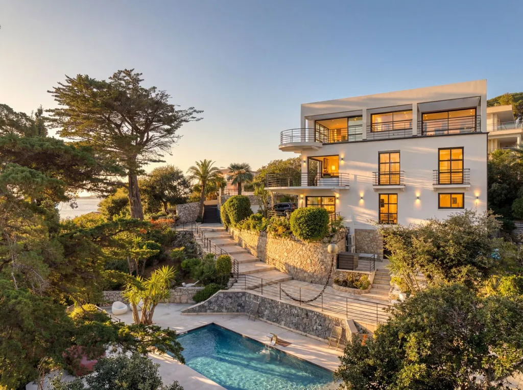 Vue aérienne - Villa Luxueuse avec Vue Mer à Cannes Californie