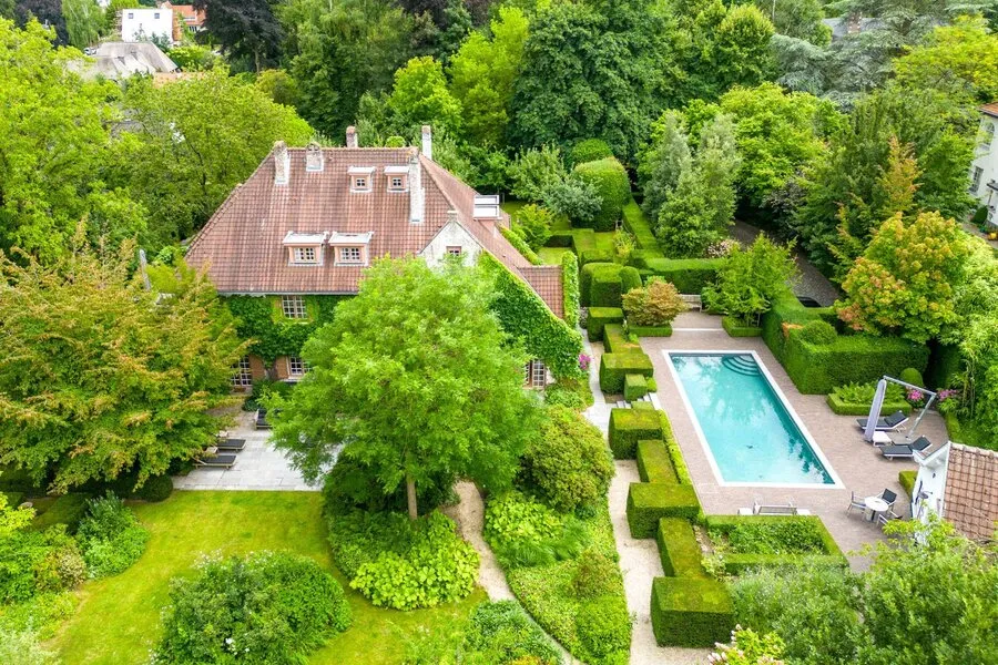 Vue aérienne - Maison avec jardin paysager et piscine à Uccle
