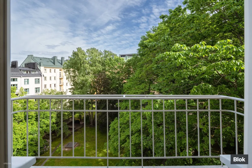 Balcon - Uusklassical Flat with Garden View in Taka-Töölö