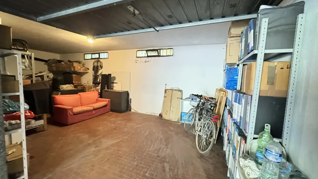 Lavanderia - Five-Bedroom Apartment with Garage in Prato