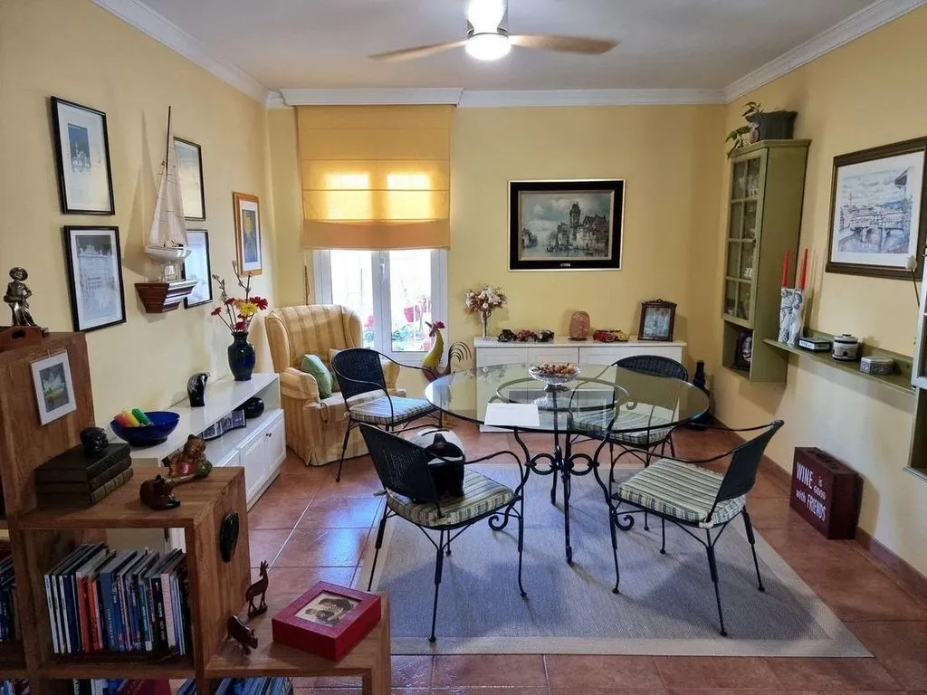 Söögituba - Corner Luxury House with Pool Potential in San Pedro