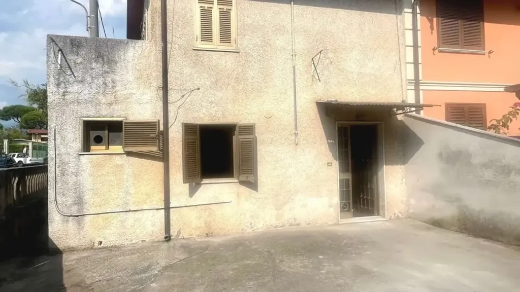 Välivaade - Semi-detached Villa to Renovate in Massa