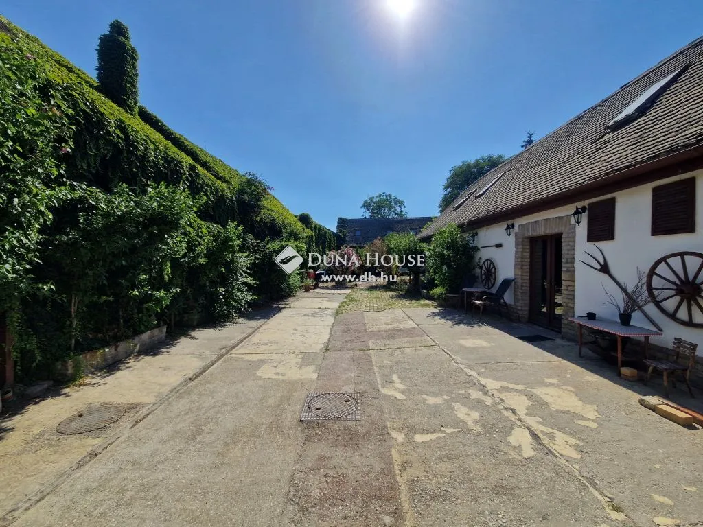 Aed - Mixed-Use Property with Garden in Baja