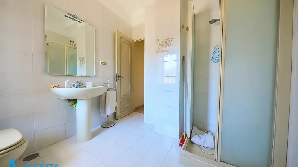 Salles de bain - Two-Bedroom Apartment with Balcony in Taranto