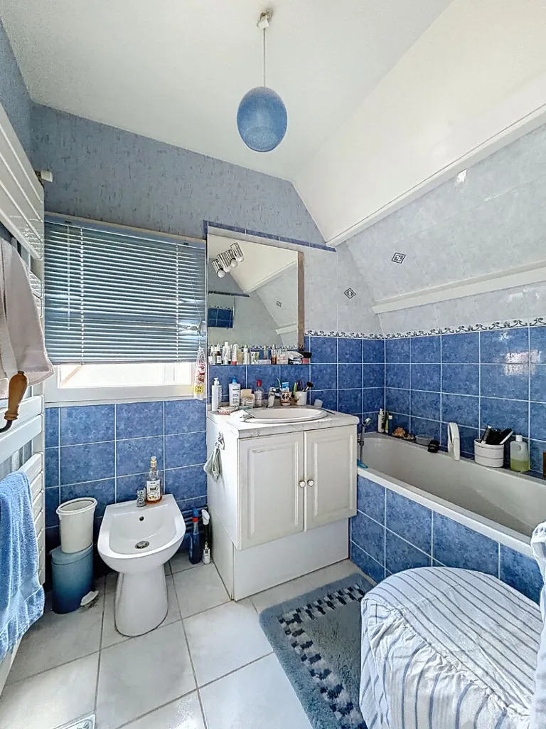Salles de bain - Pavillon des Années 90 avec Véranda à Benouville