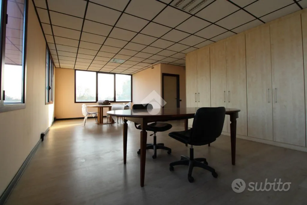 Bureau - Warehouse with Office Space in Madone