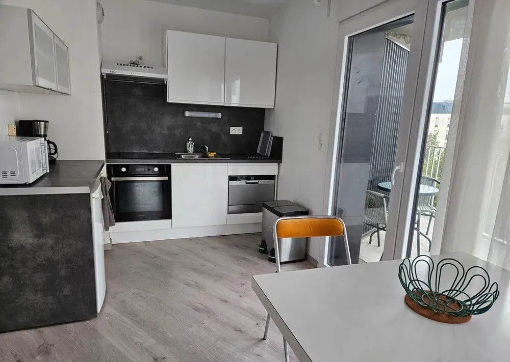 Köök - Charming 2-Bedroom Apartment with Balcony in Rennes
