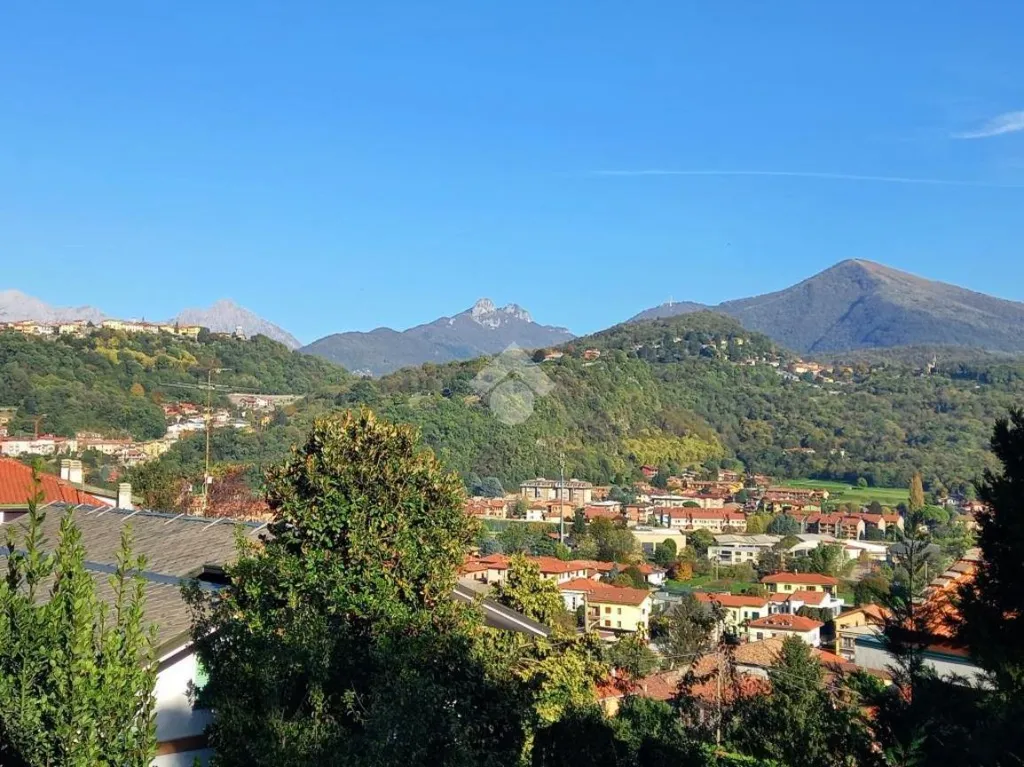 Panoramic Villa with Garden in Ponte Lambro
