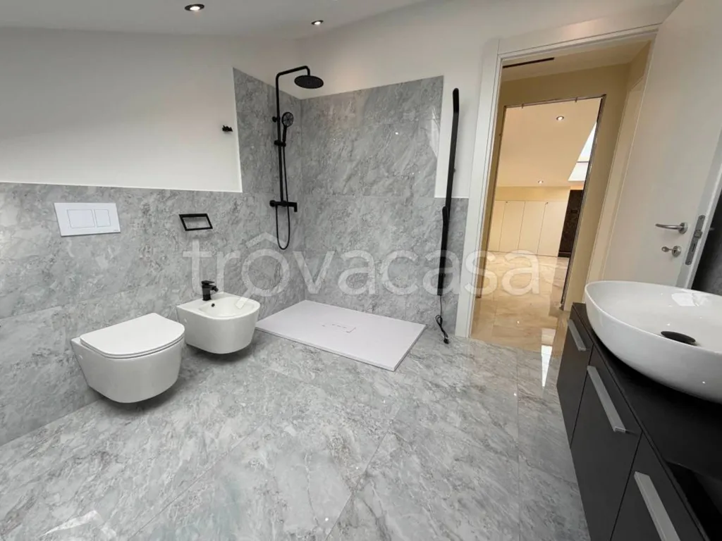 Vannitoad - Modern Mansard Apartment with Terrace in Borgo Ticino