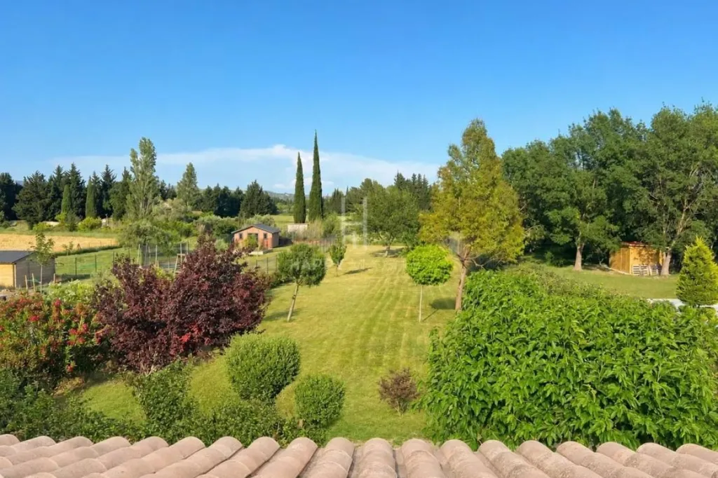 Jardin - Maison Moderne avec Terrasse à Paradou