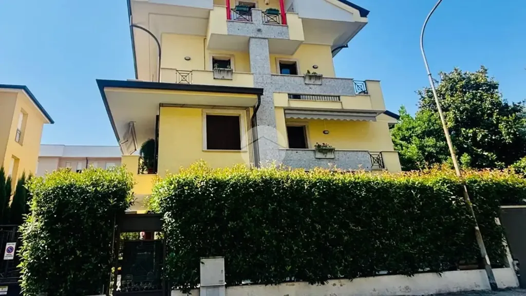 Extérieur - Three-Bedroom Apartment with Terraces in Monza