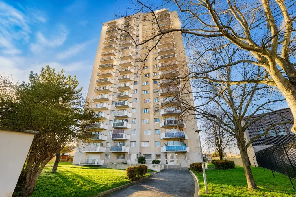 Aed - 3-Bed Flat with Balcony in Drancy
