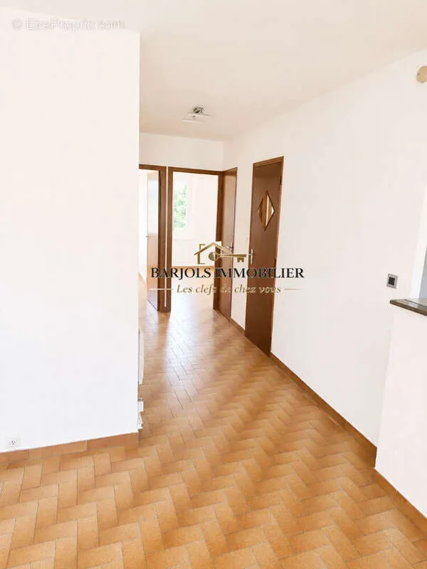 Entrée - Appartement Traversant avec Garage à Varages
