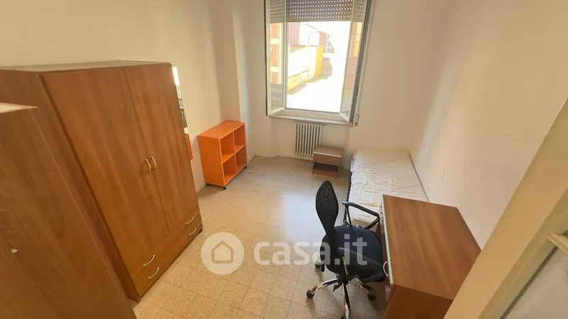 Chambres - Four-Bedroom Apartment with High Ceilings in Parma