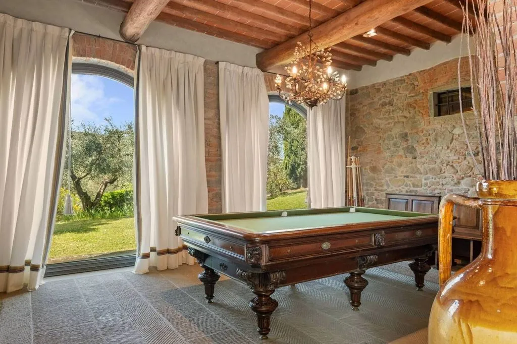Toad - 17th-Century Villa with Olive Grove in Carmignano