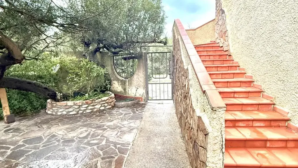 Rooms - Rustic Apartment with Private Garden in Pula