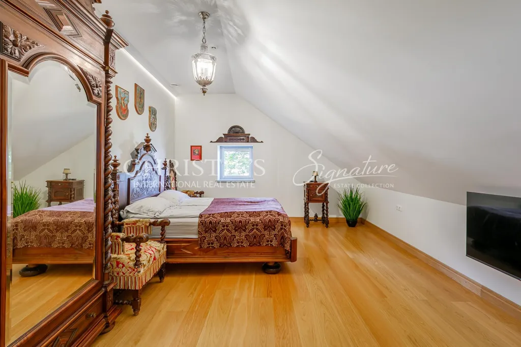 Dormitorios - Historic 4-Bedroom Flat in Tallinn City Centre