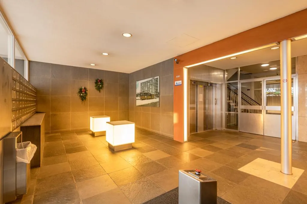 Hallway - 4-Bedroom Flat with Panoramic View in Rotterdam