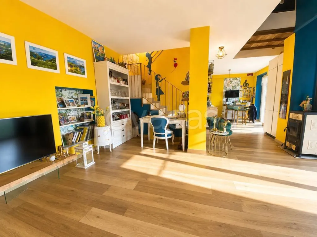 Séjour - Two-Level Apartment with Private Garden in Bruino