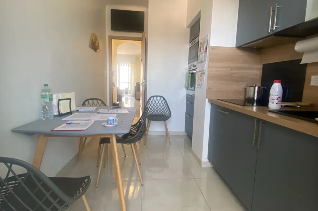 Cuisine - Appartement 3 Pièces avec Balcon à Nice