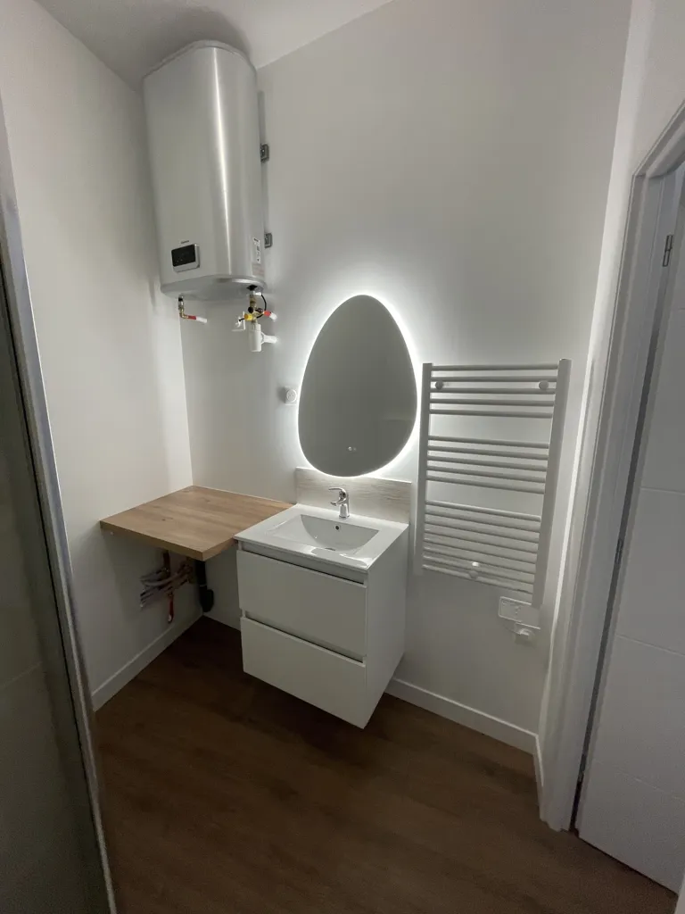 Salles de bain - Immeuble Mixte avec Local Commercial à Oullins